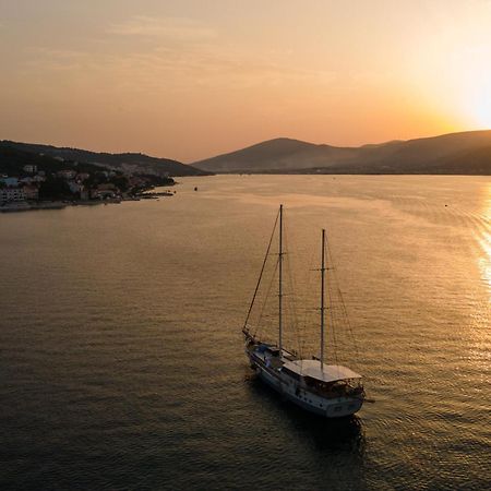 Apartments By The Sea Arbanija, Ciovo - 17332 Трогир Экстерьер фото