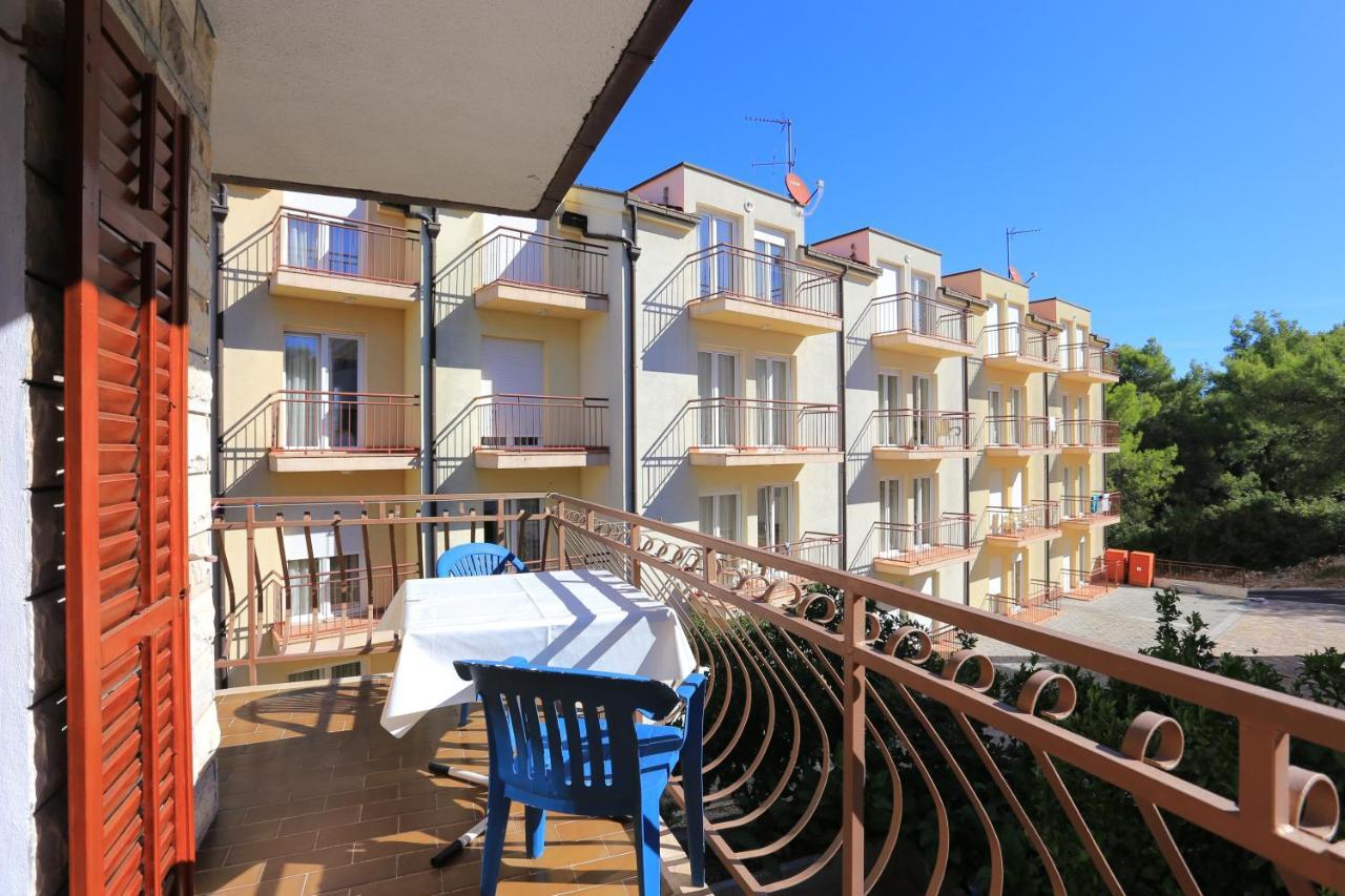 Apartments By The Sea Arbanija, Ciovo - 17332 Трогир Экстерьер фото