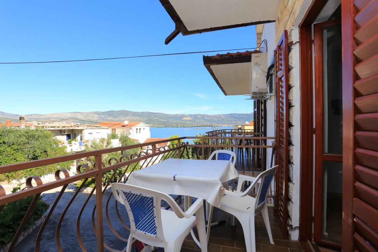 Apartments By The Sea Arbanija, Ciovo - 17332 Трогир Экстерьер фото