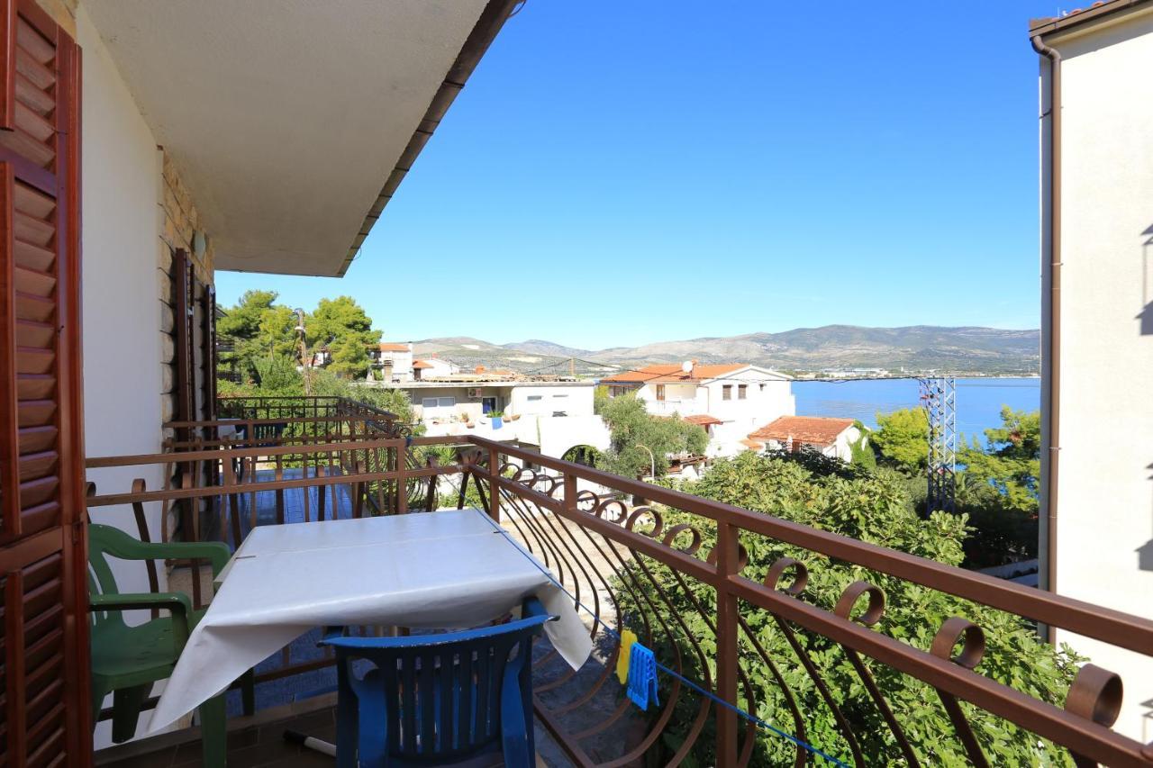 Apartments By The Sea Arbanija, Ciovo - 17332 Трогир Экстерьер фото