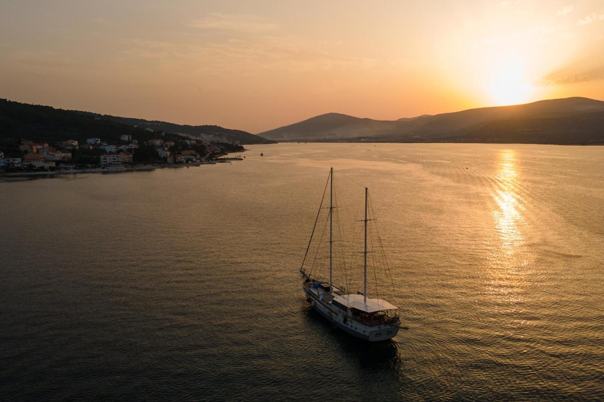 Apartments By The Sea Arbanija, Ciovo - 17332 Трогир Экстерьер фото